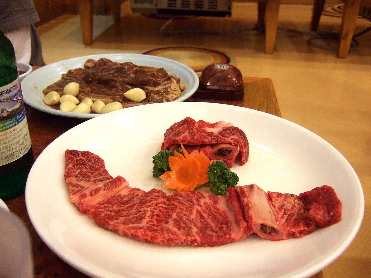 접시에 담긴 한우 갈비. 2008년 촬영한 자료사진