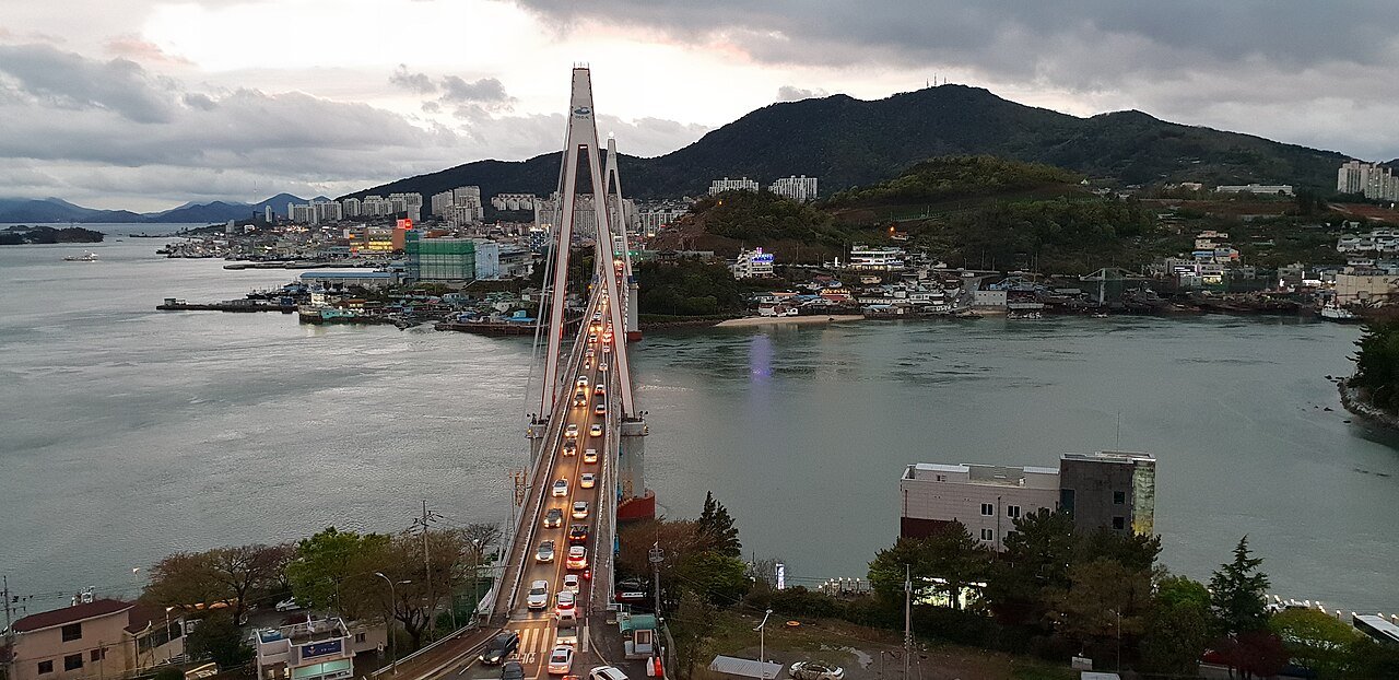 돌산공원에서 바라본 여수 돌산대교의 2018년 자료사진