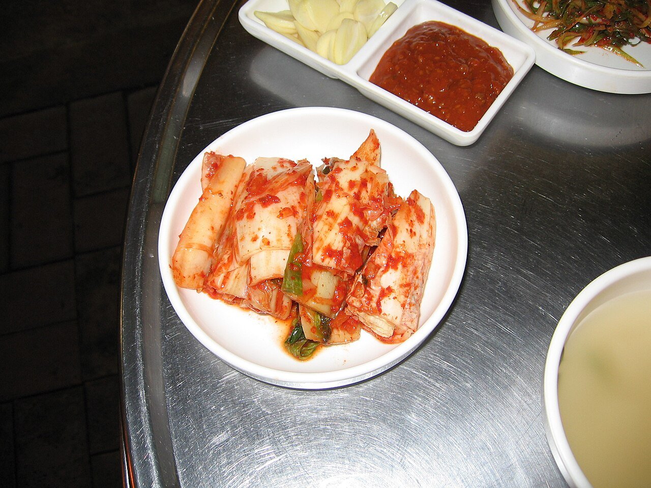김치냉장고에서 김치가 얼거나 국물이 넘친다면? 설정과 용기부터 확인하세요